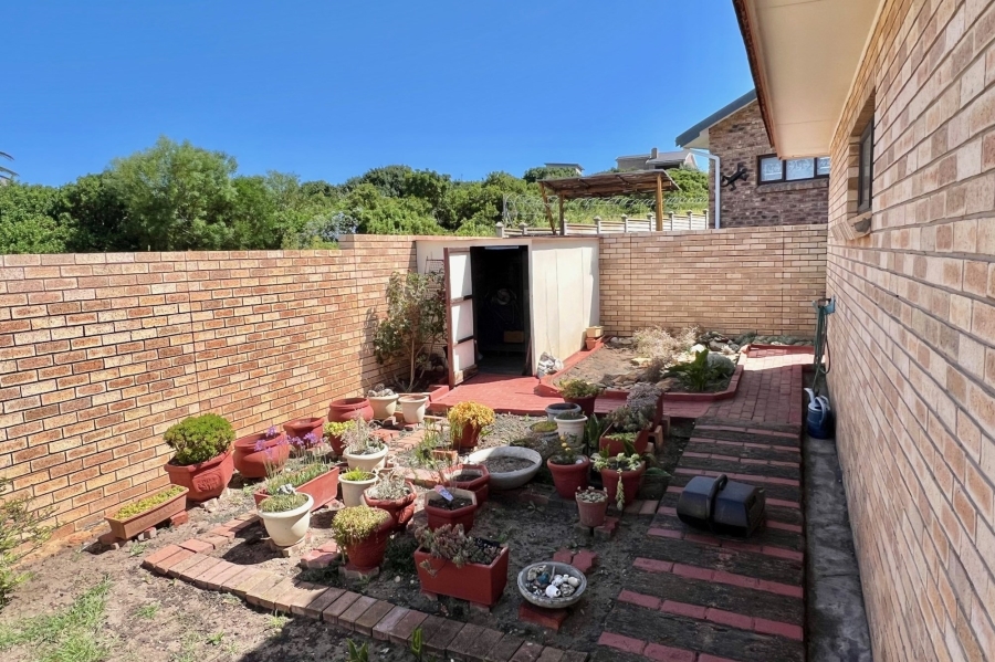 3 Bedroom Property for Sale in Wavecrest Eastern Cape